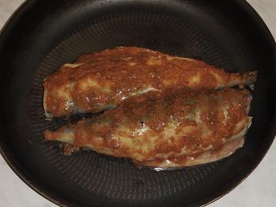 Skumbrė, kepta su slyvų padažu Žingsnis 3