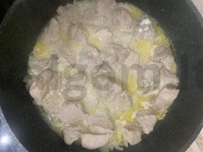 Kiauliena grietinėlės padaže Žingsnis 2