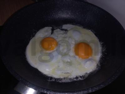 Kiaušiniai su pomidorais ir sūriu pusryčiams Žingsnis 1