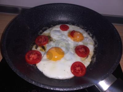 Kiaušiniai su pomidorais ir sūriu pusryčiams Žingsnis 2