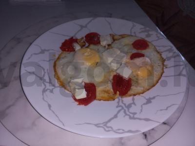 Kiaušiniai su pomidorais ir sūriu pusryčiams pagrindine nuotrauka