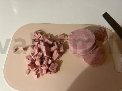 Paprastas olivje su konservuotais žirneliais Žingsnis 1