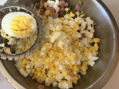 Paprastas olivje su konservuotais žirneliais Žingsnis 7