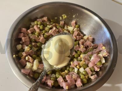 Paprastas olivje su konservuotais žirneliais Žingsnis 9