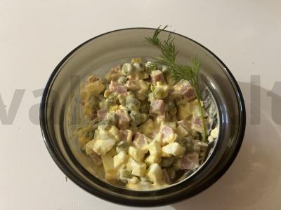 Paprastas olivje su konservuotais žirneliais pagrindine nuotrauka