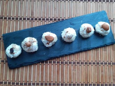 Varškės desertas su kokosų drožlėmis pagrindine nuotrauka