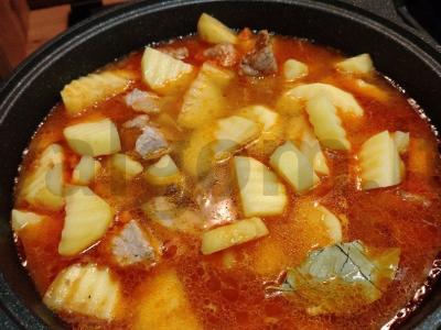 Bulvės su mėsa sultinyje pietums pagrindine nuotrauka