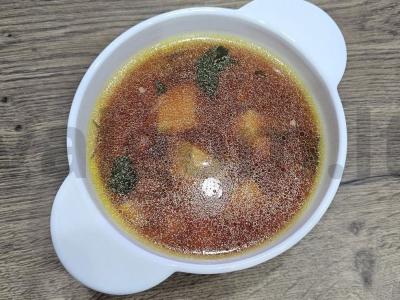 Mėsos barščiai lėtoje viryklėje pagrindine nuotrauka