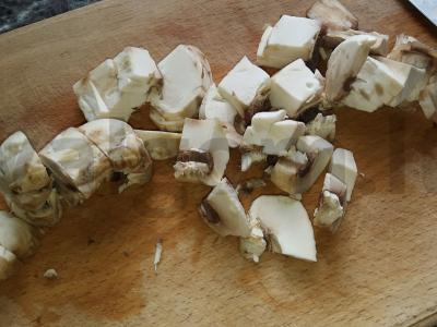 Tortilija su grybais, keptu svogūnu, dešra ir krapais Žingsnis 1