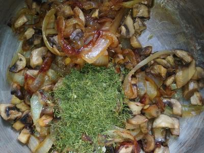 Tortilija su grybais, keptu svogūnu, dešra ir krapais Žingsnis 3