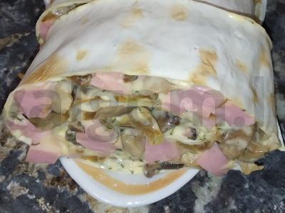 Tortilija su grybais, keptu svogūnu, dešra ir krapais pagrindine nuotrauka