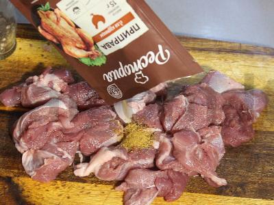 Kalakutų šlaunelė grietinėlės padaže su sūriu ir svogūnais Žingsnis 1