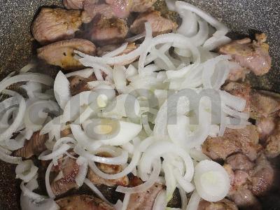 Kalakutų šlaunelė grietinėlės padaže su sūriu ir svogūnais Žingsnis 7