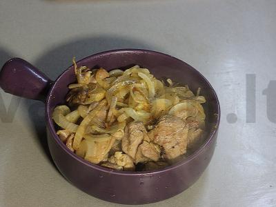 Kalakutų šlaunelė grietinėlės padaže su sūriu ir svogūnais Žingsnis 8