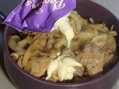 Kalakutų šlaunelė grietinėlės padaže su sūriu ir svogūnais Žingsnis 9