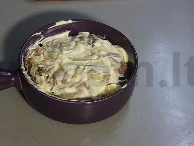 Kalakutų šlaunelė grietinėlės padaže su sūriu ir svogūnais Žingsnis 10