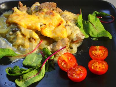 Kalakutų šlaunelė grietinėlės padaže su sūriu ir svogūnais pagrindine nuotrauka