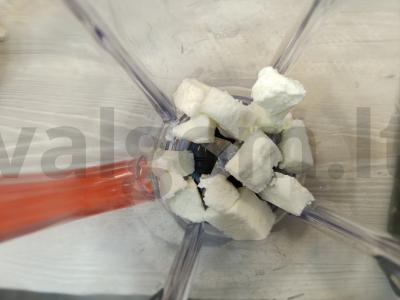 Pieninis kokteilis su ledais ir braškėmis Žingsnis 1