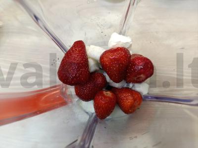 Pieninis kokteilis su ledais ir braškėmis Žingsnis 2