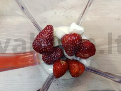 Pieninis kokteilis su ledais ir braškėmis Žingsnis 3