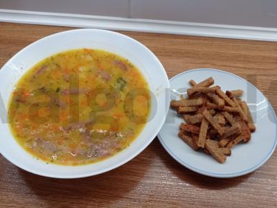 Žirnių sriuba su rūkytais mėsos gaminiais pagrindine nuotrauka