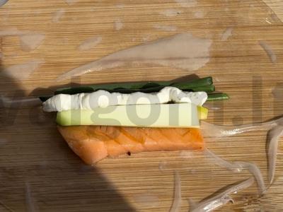 Sūrio ritinėliai su lašiša ir sezoniniais daržovėmis Žingsnis 1