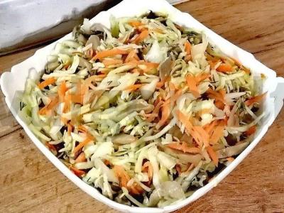 Salotas su marinuotais pievagrybiais pagrindine nuotrauka