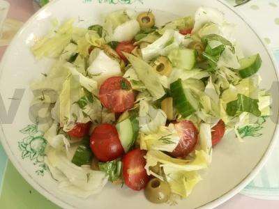 Daržovių salotas su alyvuogėmis per 15 minučių pagrindine nuotrauka