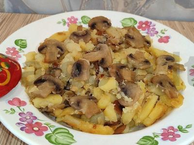 Kepta bulvė su pievagrybiais ir svogūnais pagrindine nuotrauka