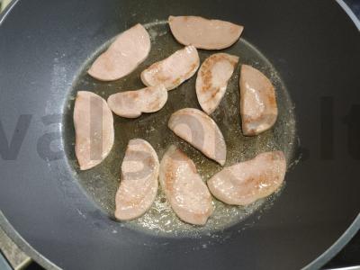 Kiaušinienė su dešra ir parmezanu Žingsnis 1