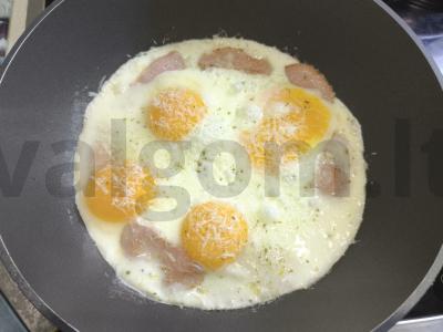 Kiaušinienė su dešra ir parmezanu Žingsnis 3