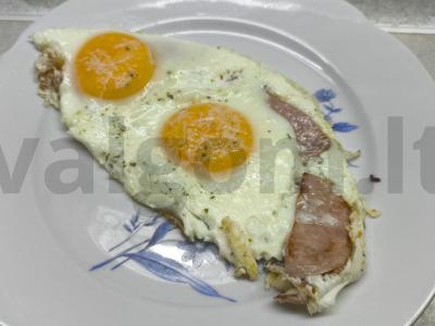 Kiaušinienė su dešra ir parmezanu pagrindine nuotrauka