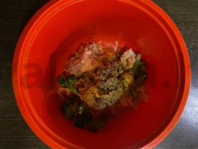 Švelnios dešrelės iš naminio faršo su morkomis ir brokoliais Žingsnis 4