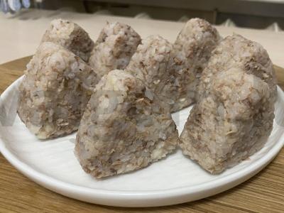 Onigiri su tunu ir svogūnais pagrindine nuotrauka