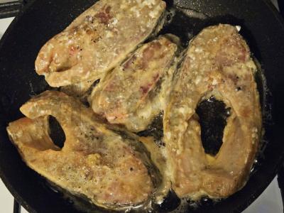 Auksiniu tešlos apvalkalu keptas karšis Žingsnis 4