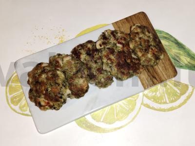 Kotletai su dešrainiu ir vištienos filė pagrindine nuotrauka