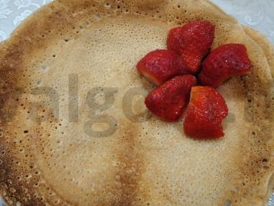 Vegetariški blynai su mineraliniu vandeniu ir kokosų vanilinu pagrindine nuotrauka