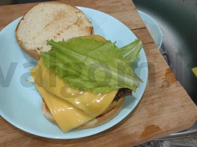 Sotūs naminis burgeris su jautienos kotletu Žingsnis 12