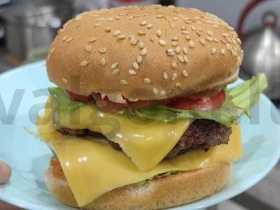 Sotūs naminis burgeris su jautienos kotletu pagrindine nuotrauka