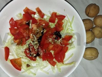 Salotas su graikiniais riešutais ir balzaminiu padažu pagrindine nuotrauka