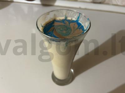 Vaikiškas pieno kokteilis su raugintu pienu „Ažūrinis“ pagrindine nuotrauka