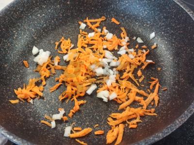 Kuskusas su vištiena keptuvėje Žingsnis 1