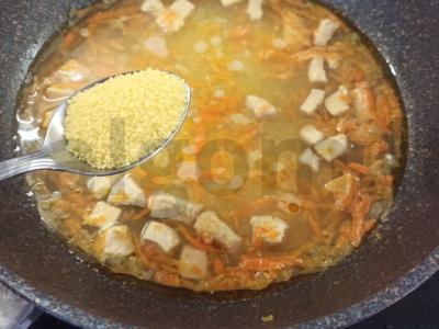 Kuskusas su vištiena keptuvėje Žingsnis 4