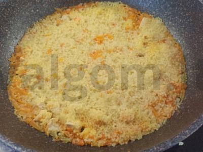 Kuskusas su vištiena keptuvėje pagrindine nuotrauka