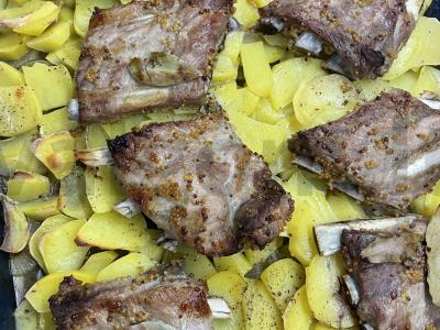 Kepti šonkauliai su bulvėmis pagrindine nuotrauka