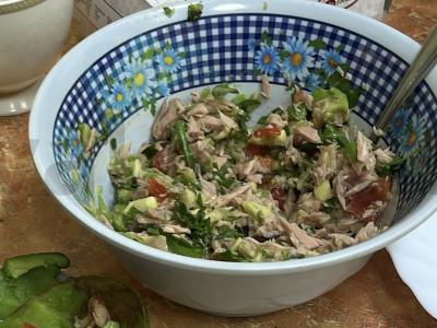 Salotos su tunu, avokadu ir pomidorais pelati pagrindine nuotrauka