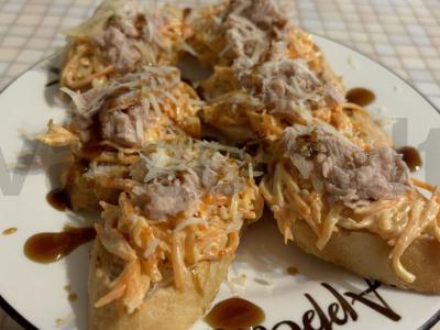 Brusketa su tunu ir korėjietiška morkų salotomis pagrindine nuotrauka