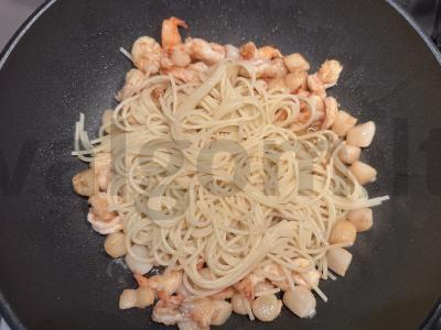 Makaronai su midijomis ir krevetėmis Žingsnis 3
