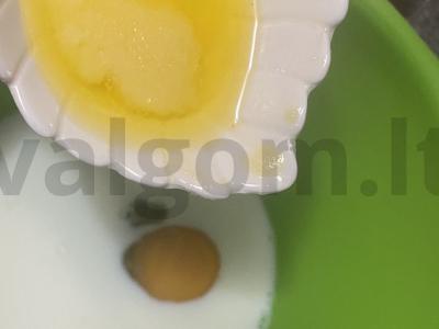 Pūsti blynai su pienu ir tirpintu sviestu Žingsnis 2