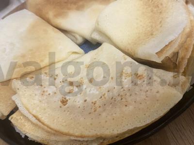 Pūsti blynai su pienu ir tirpintu sviestu pagrindine nuotrauka